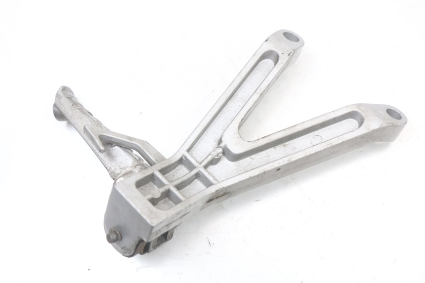 photo de SOPORTE ESTRIBERA TRASERA IZQUIERDA HYOSUNG GTR 125 (2006 - 2008) - Primer plano técnico