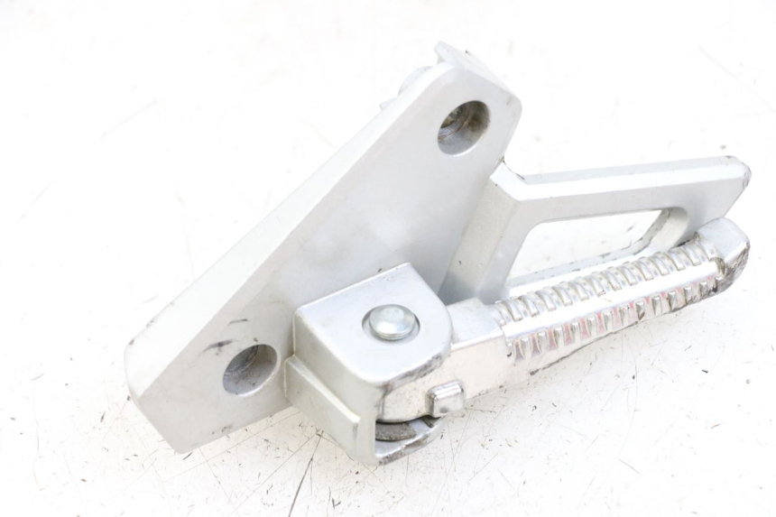 photo de SOPORTE ESTRIBERA TRASERA IZQUIERDA PEUGEOT SPEEDFIGHT 4 2T 50 (2015 - 2019) - Detalle de la pieza