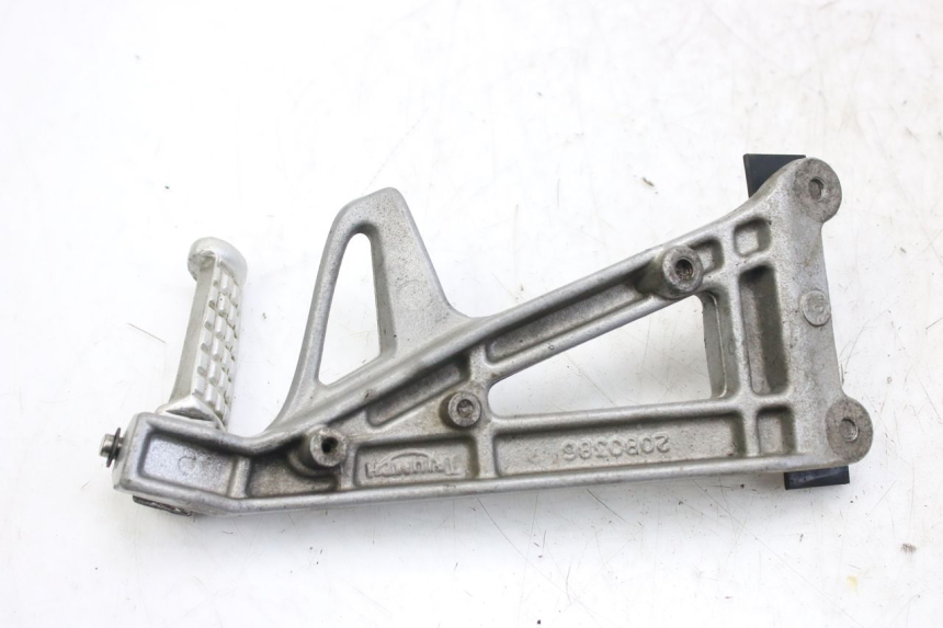 photo de PLACA DE APOYO DEL PIE TRASERO IZQUIERDO TRIUMPH SPRINT ST 955 (1999 - 2001) - Detalle de la pieza