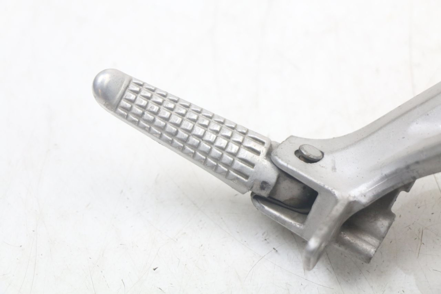 photo de PLATINA APOYA PIE TRASERO IZQUIERDO SUZUKI SV N 650 (1999 - 2002) - Detalle de la pieza