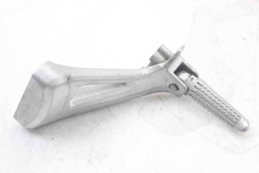 photo de PLATINA APOYA PIE TRASERO IZQUIERDO SUZUKI SV N 650 (1999 - 2002) - Primer plano técnico