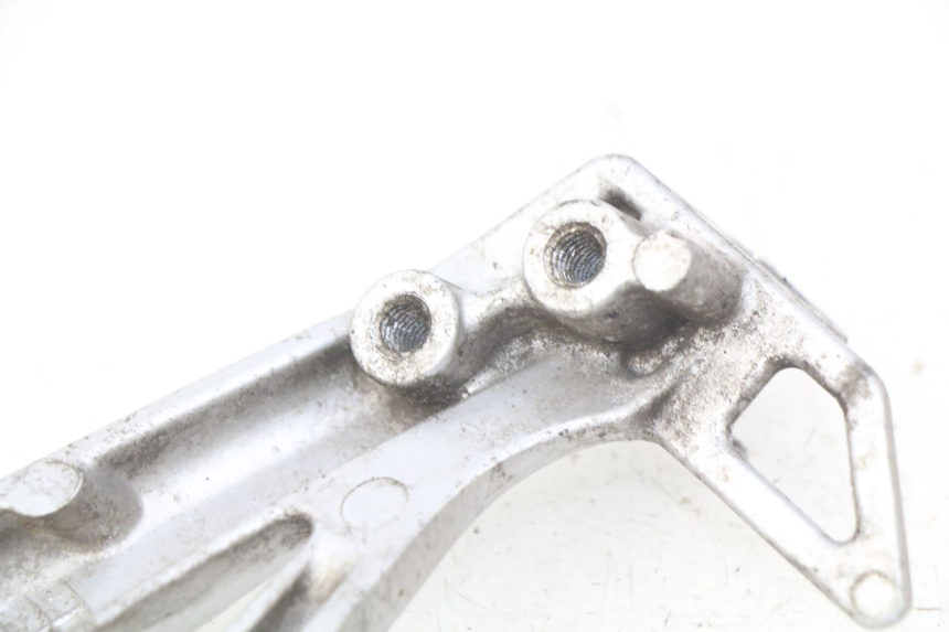 photo de PLACA DE APOYO DEL PIE TRASERO IZQUIERDO SUZUKI SV S 650 (1999 - 2002) - Primer plano técnico