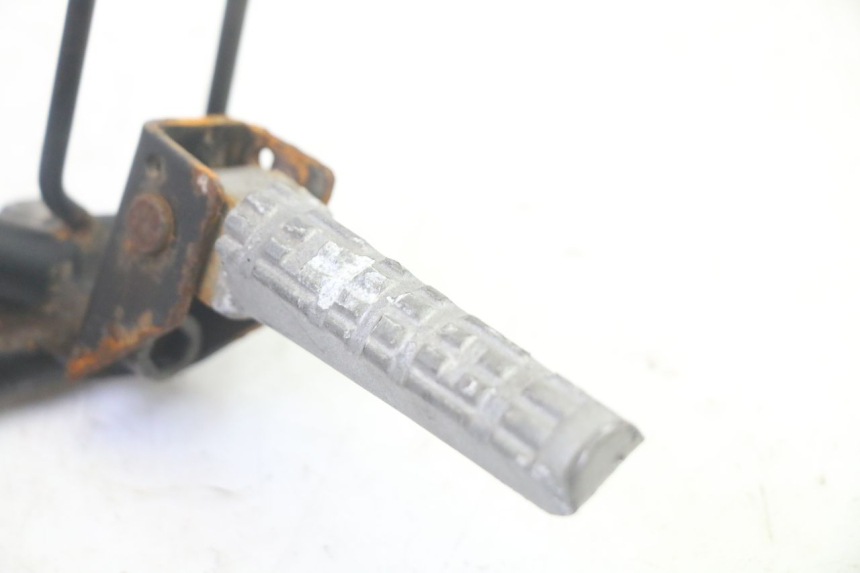 photo de SOPORTE ESTRIBERA TRASERA IZQUIERDA KSR TR SM 50 (2015 - 2018) - Detalle de la pieza