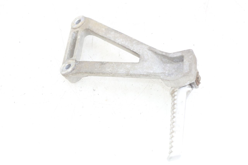 photo de PLACA DE APOYO DEL PIE TRASERO IZQUIERDO DAELIM VJ ROADWIN FI 125 (2008 - 2017) - Detalle de la pieza