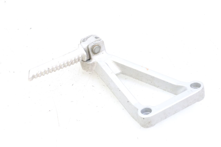 photo de PLACA DE APOYO DEL PIE TRASERO IZQUIERDO DAELIM VJ ROADWIN FI 125 (2008 - 2017) - Primer plano técnico