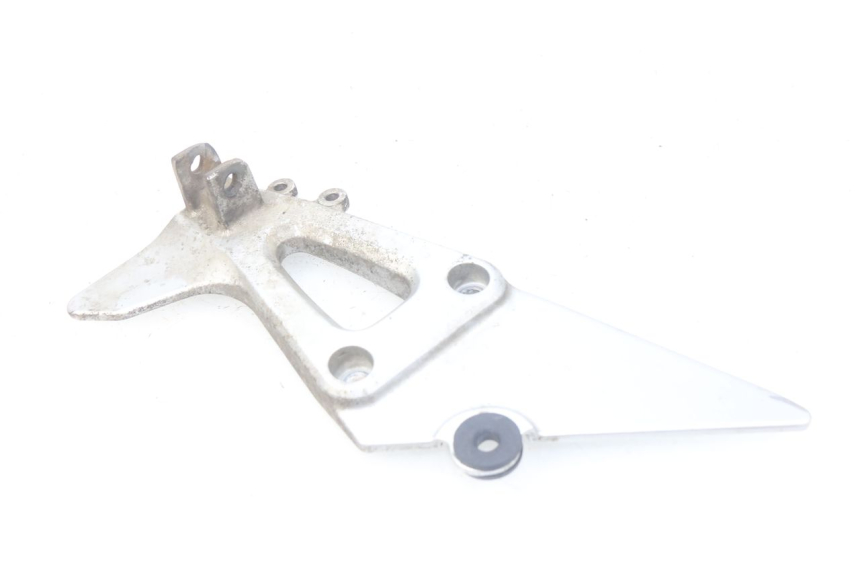 photo de PLACA DE APOYO DEL PIE TRASERO IZQUIERDO SUZUKI XF FREEWIND 650 (1997 - 2003) - Primer plano técnico