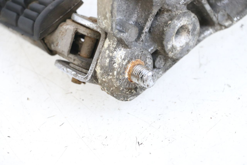 photo de SOPORTE ESTRIBERA TRASERA IZQUIERDA YAMAHA XJ F 900 (1983 - 1994) - Primer plano técnico