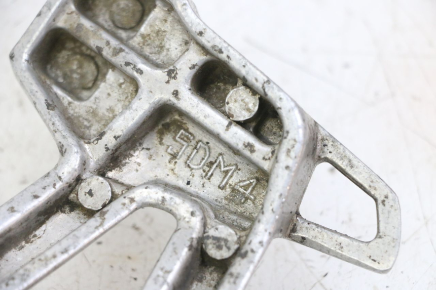 photo de SOPORTE ESTRIBERA TRASERA IZQUIERDA YAMAHA FZS FAZER 600 (2001 - 2003) - Detalle de la pieza