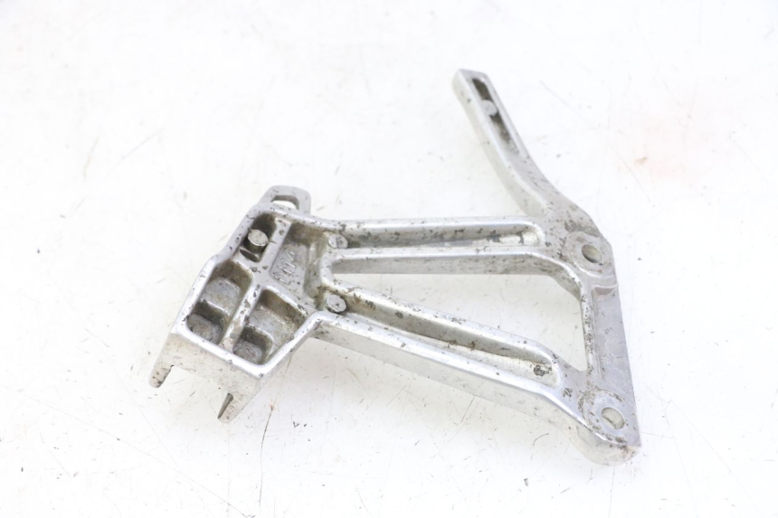 photo de SOPORTE ESTRIBERA TRASERA IZQUIERDA YAMAHA FZS FAZER 600 (2001 - 2003) - Otra perspectiva