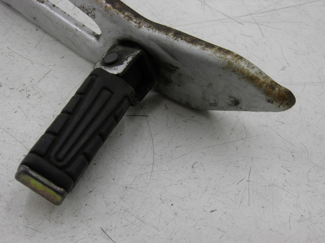 photo de SOPORTE ESTRIBERA TRASERA IZQUIERDA YAMAHA YBR 125 (2004 - 2006) - Zoom estado de uso