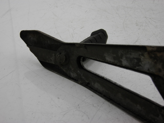 photo de SOPORTE ESTRIBERA TRASERA IZQUIERDA YAMAHA YBR 125 (2004 - 2006) - Primer plano técnico