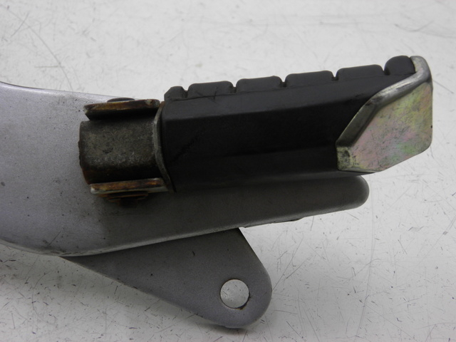 photo de SOPORTE ESTRIBERA TRASERA IZQUIERDA YAMAHA YBR CUSTOM 125 (2008 - 2010) - Otra perspectiva