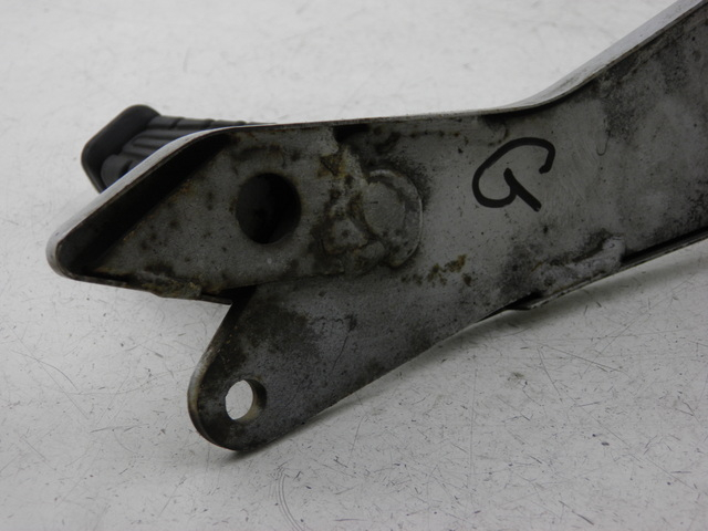 photo de SOPORTE ESTRIBERA TRASERA IZQUIERDA YAMAHA YBR CUSTOM 125 (2008 - 2010) - Primer plano técnico