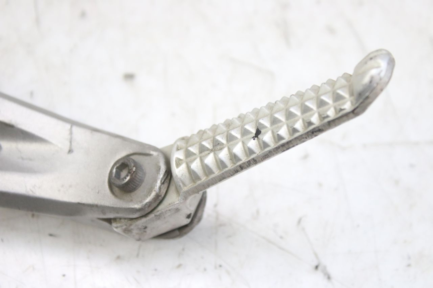 photo de PLATINA APOYA PIE TRASERO IZQUIERDO YAMAHA YZF R1 1000 (2007 - 2008) - Detalle de la pieza