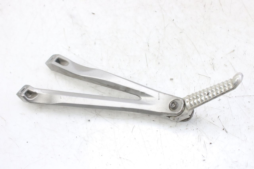 photo de PLATINA APOYA PIE TRASERO IZQUIERDO YAMAHA YZF R1 1000 (2007 - 2008) - Zoom estado de uso