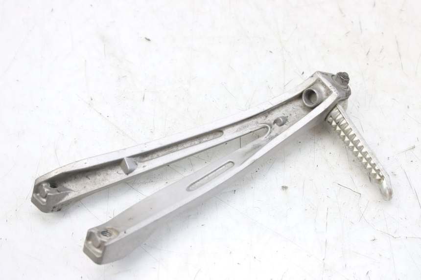 photo de PLATINA APOYA PIE TRASERO IZQUIERDO YAMAHA YZF R1 1000 (2007 - 2008) - Primer plano técnico