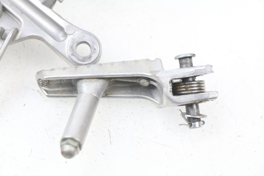 photo de SOPORTE ESTRIBERA DELANTERA DERECHA HONDA CBR RR FIREBLADE 1000 (2006 - 2007) - Zoom estado de uso