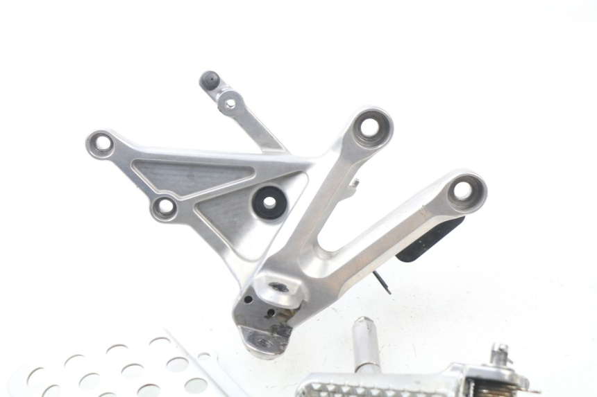 photo de SOPORTE ESTRIBERA DELANTERA DERECHA HONDA CBR RR FIREBLADE 1000 (2006 - 2007) - Primer plano técnico