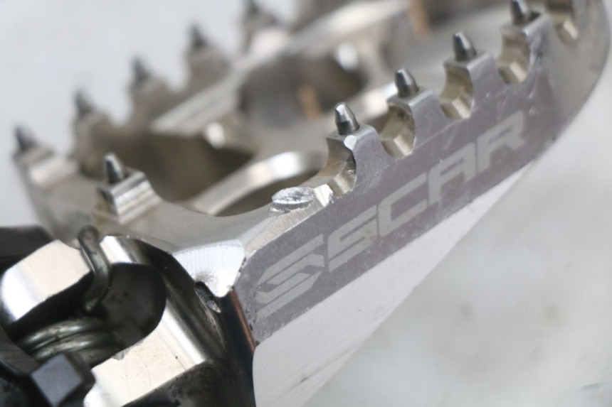 photo de SOPORTE ESTRIBERA DELANTERA DERECHA HONDA CRF R 250 (2020 - 2021) - Primer plano técnico