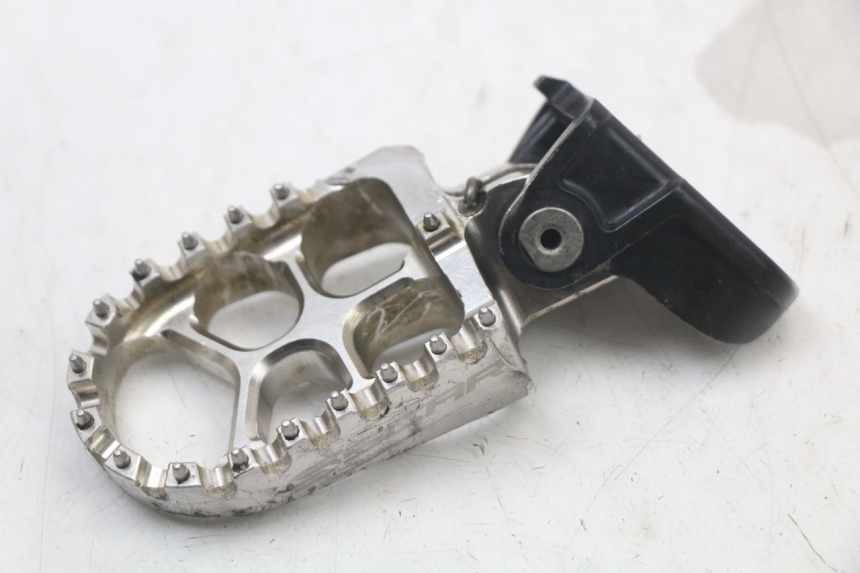 photo de SOPORTE ESTRIBERA DELANTERA DERECHA HONDA CRF R 250 (2020 - 2021) - Detalles de los puntos de fijación