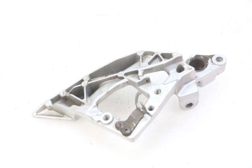 photo de PLATINA APOYA PIE DELANTERO DERECHO YAMAHA FJR ABS 1300 (2016 - 2020) - Detalle de la pieza
