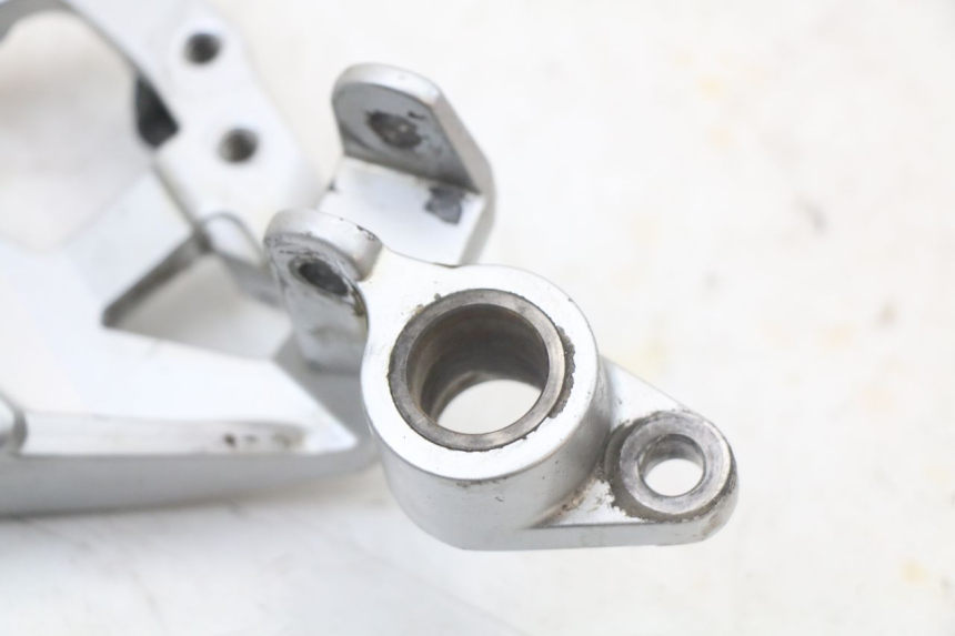 photo de PLACA DE APOYO DELANTERO DERECHO YAMAHA FJR ABS 1300 (2006 - 2012) - Detalles de los puntos de fijación