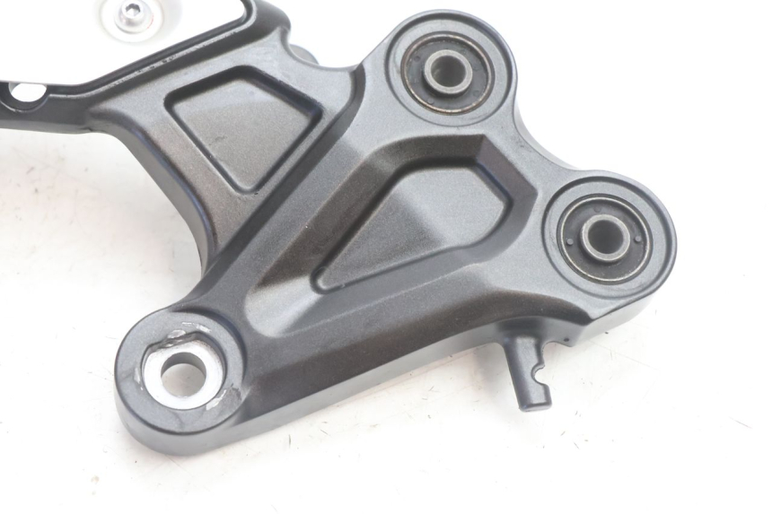 photo de SOPORTE ESTRIBERA DELANTERA DERECHA YAMAHA FZ8 800 (2010 - 2016) - Otra perspectiva