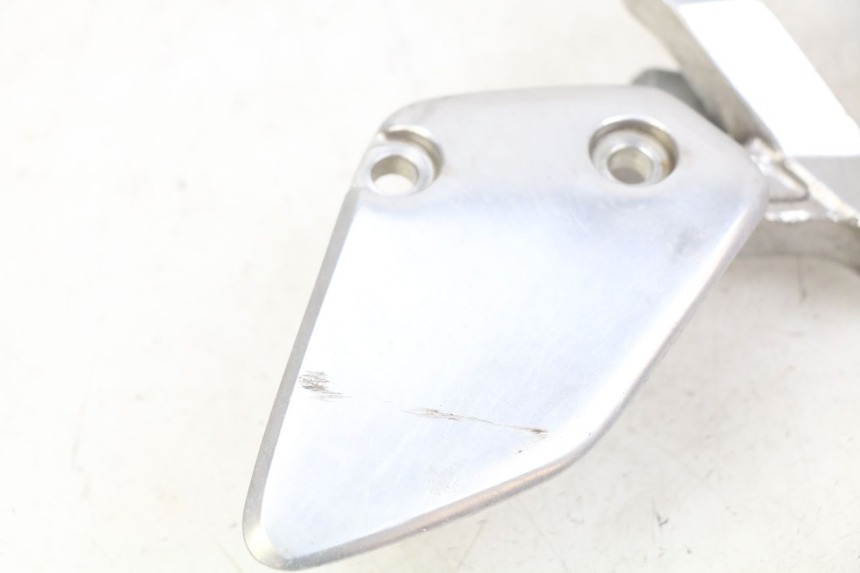 photo de PLATINA APOYA PIE DELANTERO DERECHO YAMAHA FZS FAZER 600 (1998 - 2001) - Detalles de los puntos de fijación