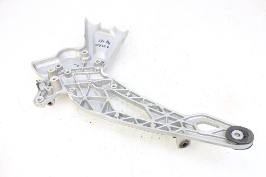 photo de SOPORTE ESTRIBERA DELANTERA DERECHA BMW G310 R 310 (2016 - 2020) - Otra perspectiva