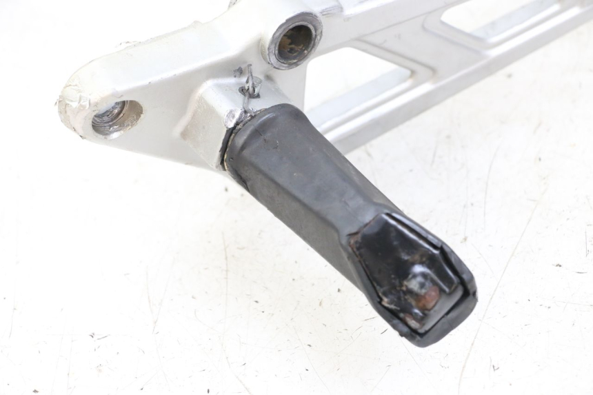 photo de SOPORTE ESTRIBERA DELANTERA DERECHA HYOSUNG GF 125 (2001 - 2005) - Otra perspectiva