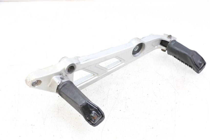 photo de SOPORTE ESTRIBERA DELANTERA DERECHA HYOSUNG GF 125 (2001 - 2005) - Primer plano técnico