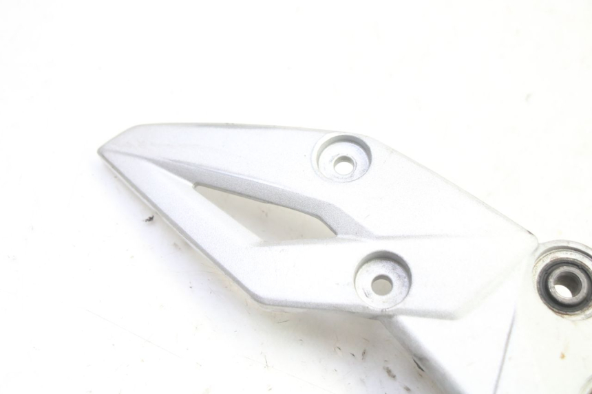 photo de SOPORTE ESTRIBERA DELANTERA DERECHA SUZUKI GSR 750 (2011 - 2017) - Detalle de la pieza