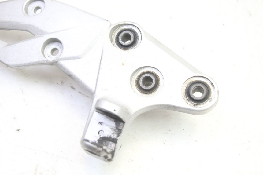 photo de SOPORTE ESTRIBERA DELANTERA DERECHA SUZUKI GSR 750 (2011 - 2017) - Zoom estado de uso