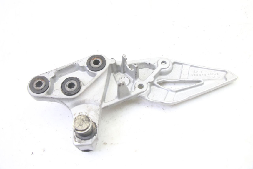 photo de SOPORTE ESTRIBERA DELANTERA DERECHA SUZUKI GSR 750 (2011 - 2017) - Primer plano técnico