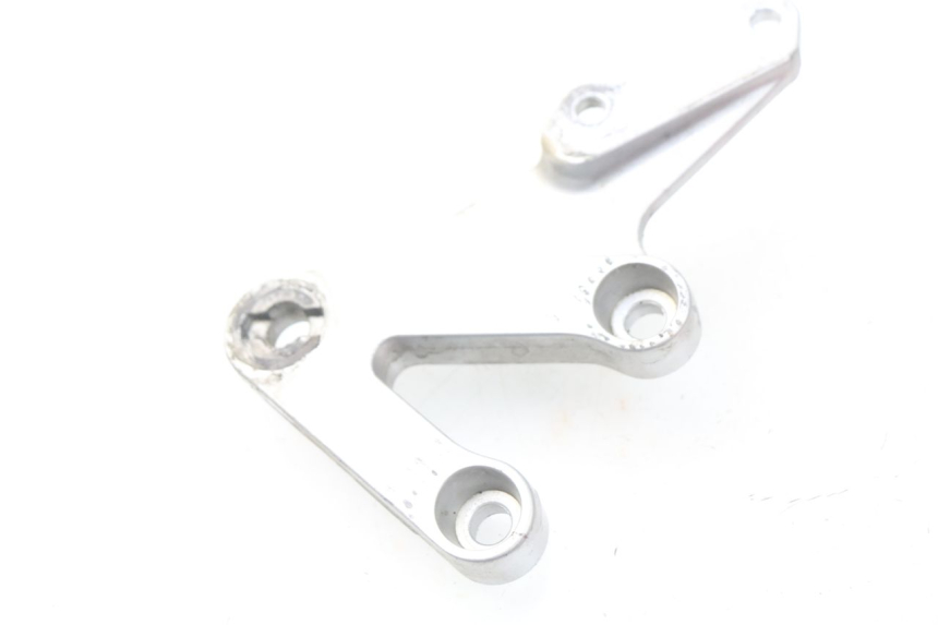 photo de SOPORTE ESTRIBERA DELANTERA DERECHA SUZUKI GSX-R GSXR 600 (2001 - 2003) - Otra perspectiva