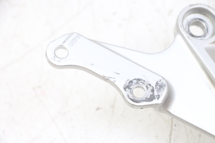 photo de SOPORTE ESTRIBERA DELANTERA DERECHA SUZUKI GSXR GSX-R 1000 (2003 - 2004) - Zoom estado de uso