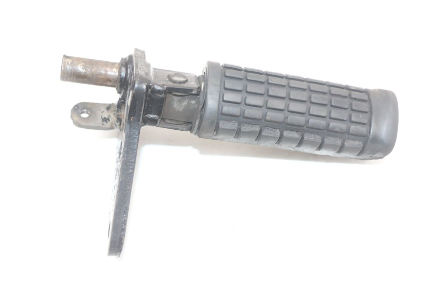 photo de SOPORTE ESTRIBERA DELANTERA DERECHA SUZUKI GZ MARAUDER 125 (1998 - 2004) - Detalle de la pieza