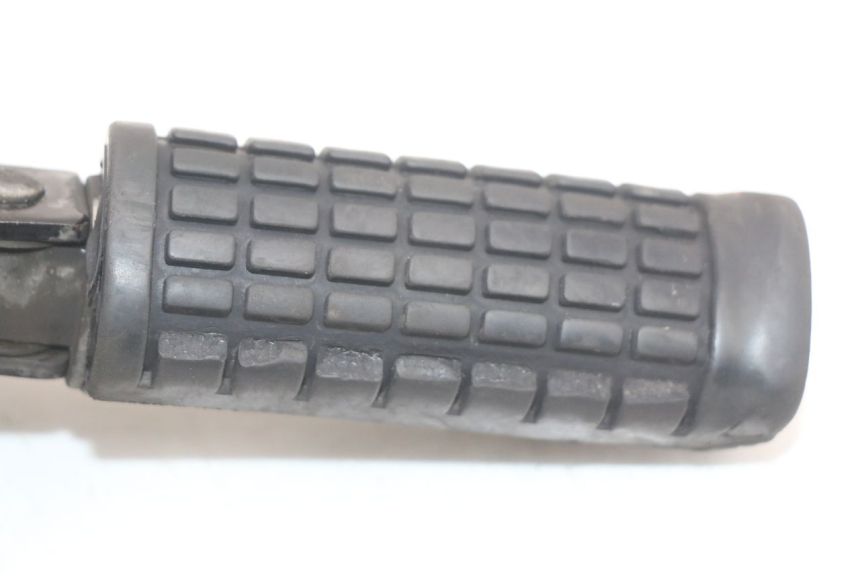 photo de SOPORTE ESTRIBERA DELANTERA DERECHA SUZUKI GZ MARAUDER 125 (1998 - 2004) - Zoom estado de uso