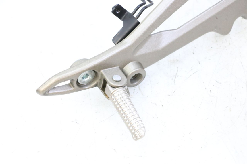 photo de SOPORTE ESTRIBERA DELANTERA DERECHA KIDEN KD125-G 125 (2018 - 2022) - Recambio usado revisado