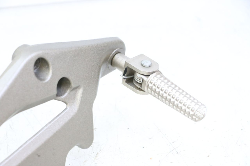 photo de SOPORTE ESTRIBERA DELANTERA DERECHA KIDEN KD125-G 125 (2018 - 2022) - Marcados y referencias originales