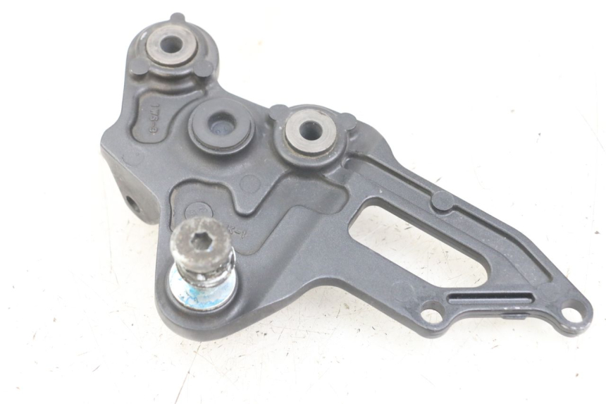 photo de PLATINA APOYA PIE DELANTERO DERECHO YAMAHA MT-07 MT07 ABS 700 (2014 - 2017) - Detalle de la pieza