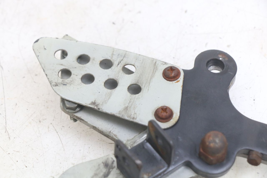 photo de PLATINA APOYA PIE DELANTERO DERECHO YAMASAKI ROADSTER 50 (2013 - 2018) - Detalle de la pieza