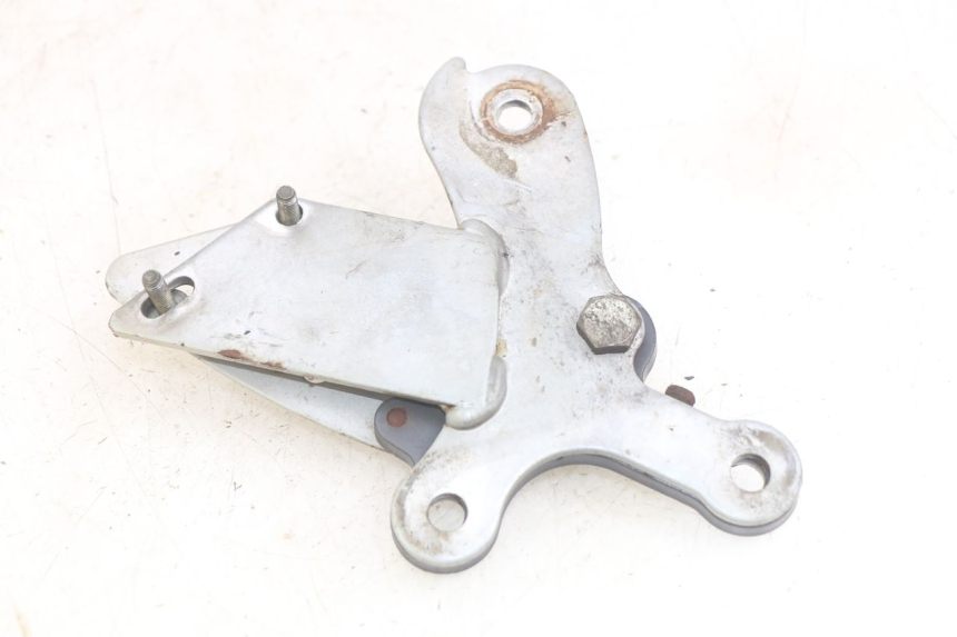 photo de PLATINA APOYA PIE DELANTERO DERECHO YAMASAKI ROADSTER 50 (2013 - 2018) - Zoom estado de uso