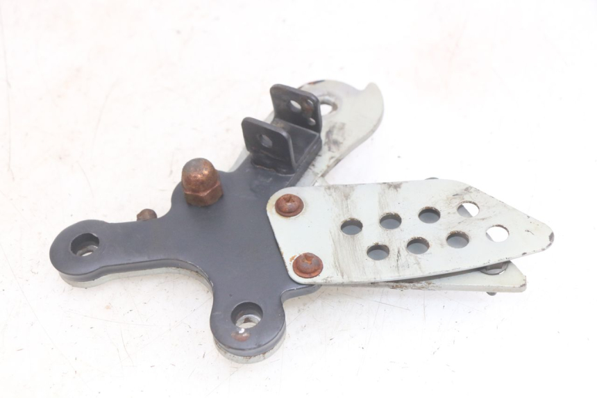 photo de PLATINA APOYA PIE DELANTERO DERECHO YAMASAKI ROADSTER 50 (2013 - 2018) - Otra perspectiva