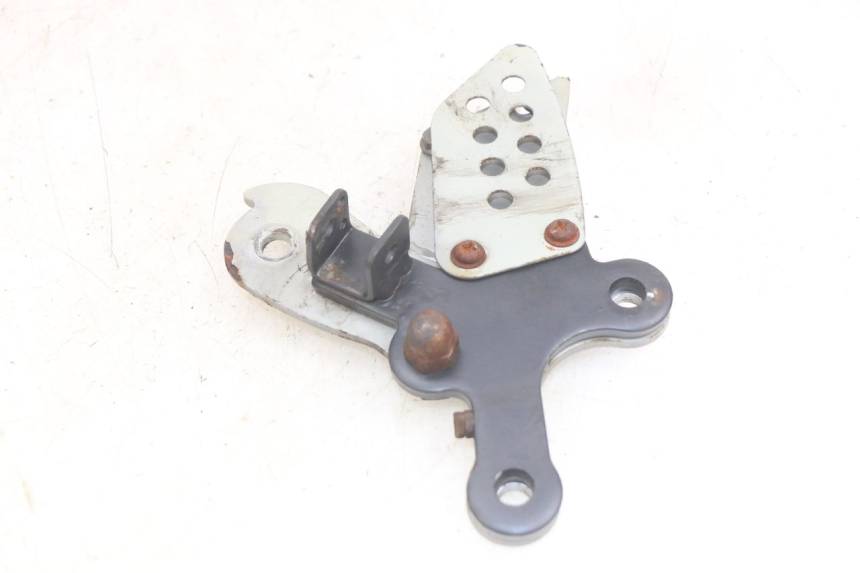 photo de PLATINA APOYA PIE DELANTERO DERECHO YAMASAKI ROADSTER 50 (2013 - 2018) - Primer plano técnico