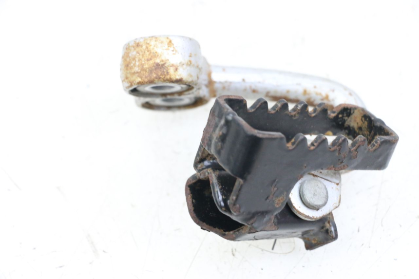 photo de PLATINA APOYA PIE DELANTERO DERECHO HYOSUNG XRX 125 (2000 - 2008) - Detalle de la pieza