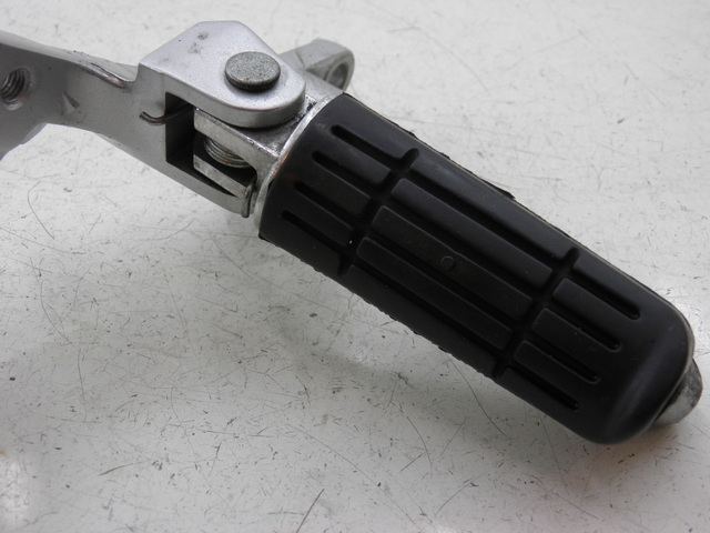 photo de SOPORTE ESTRIBERA DELANTERA DERECHA YAMAHA FJR 1300 (2004 - 2005) - Otra perspectiva