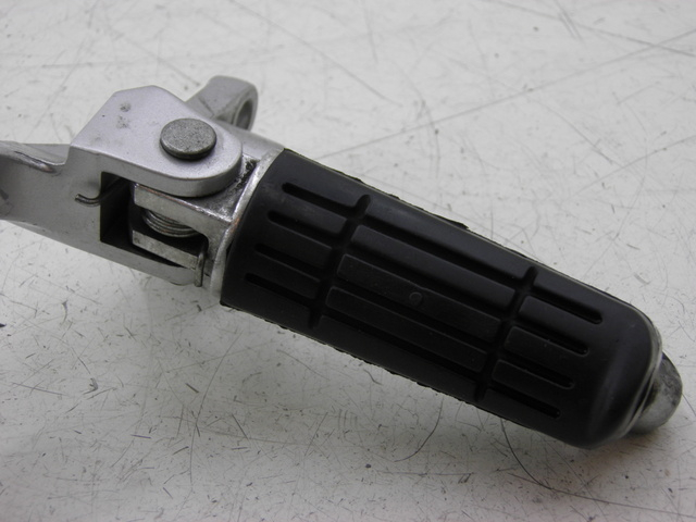 photo de SOPORTE ESTRIBERA DELANTERA DERECHA YAMAHA FJR 1300 (2004 - 2005) - Primer plano técnico