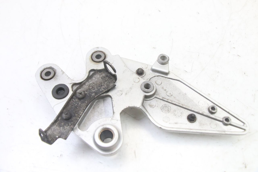 photo de SOPORTE ESTRIBERA DELANTERA DERECHA YAMAHA FZ6 FAZER S2 600 (2007 - 2011) - Primer plano técnico