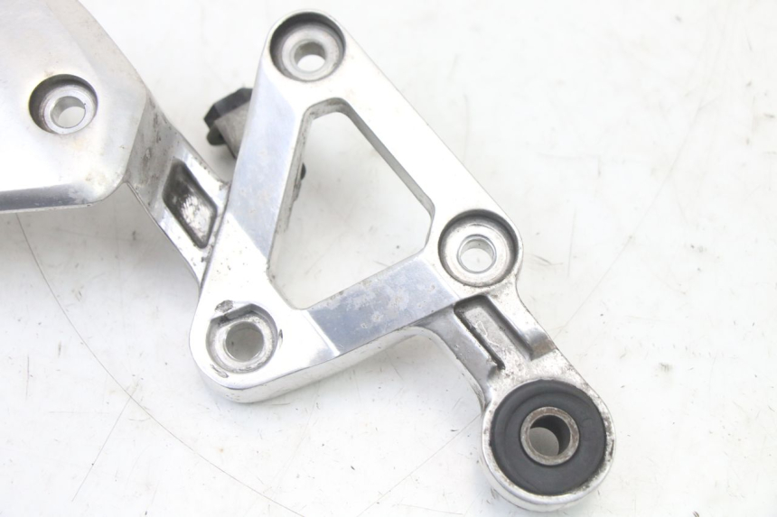photo de PLATINA APOYA PIE DELANTERO DERECHO YAMAHA FZS FAZER 600 (2001 - 2003) - Zoom estado de uso